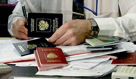 Cấp thị thực tại cơ quan có thẩm quyền cấp thị thực của Việt Nam ở nước ngoài.