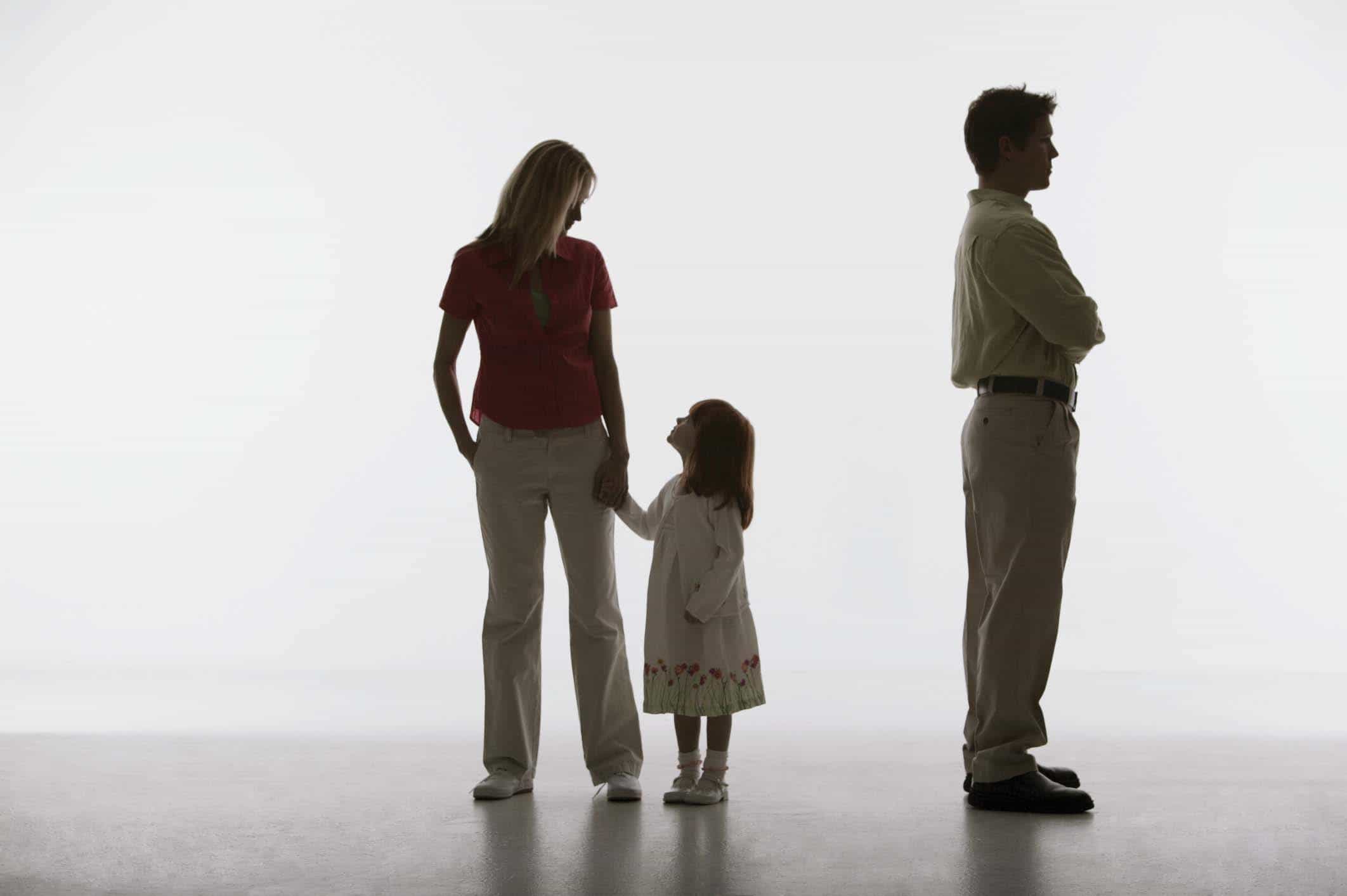 Phát hiện con chung không phải con của mình, chồng có quyền không nhận cha con hay không? Thủ tục thế nào?